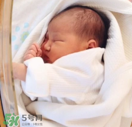 新生兒能用母乳洗臉嗎？新生兒能用母乳擦臉嗎？