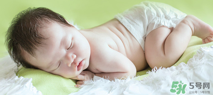 新生兒吃母乳需要喝水嗎？新生兒需不需要要喝水？
