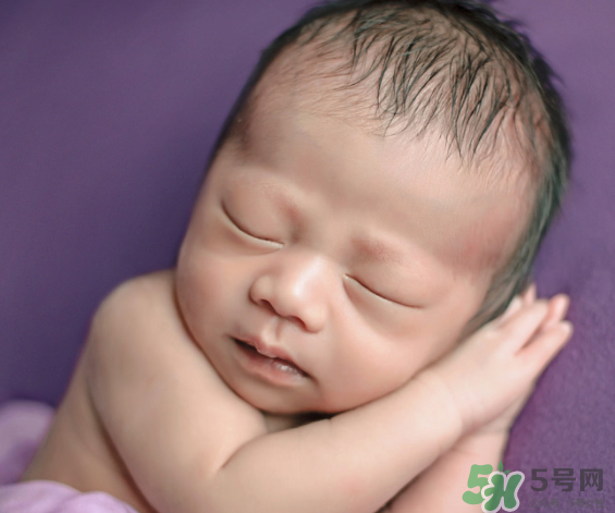 新生兒吃母乳拉稀是怎么回事？新生兒吃母乳拉稀怎么辦？