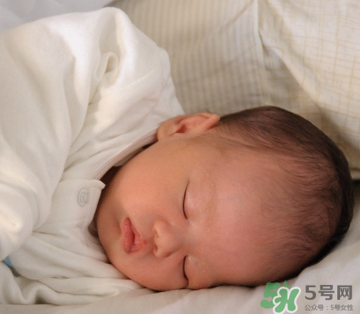 新生兒吃母乳拉稀是怎么回事？新生兒吃母乳拉稀怎么辦？