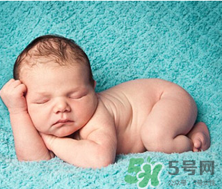 新生兒吃母乳拉奶瓣是怎么回事？新生兒吃母乳會拉奶瓣嗎？