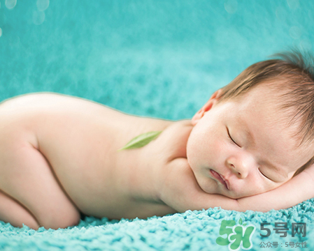 新生兒吃母乳拉奶瓣是怎么回事？新生兒吃母乳會拉奶瓣嗎？
