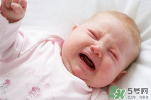 新生兒吃母乳拉奶瓣是怎么回事？新生兒吃母乳會拉奶瓣嗎？