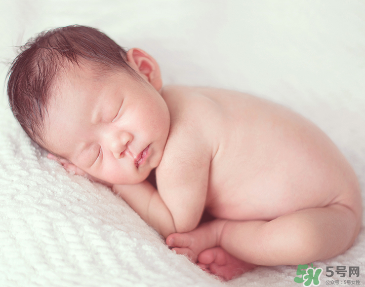 新生兒吃母乳拉奶瓣是怎么回事？新生兒吃母乳會拉奶瓣嗎？