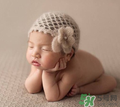 新生兒吃母乳會撐到嗎？新生兒吃母乳會吃撐嗎？