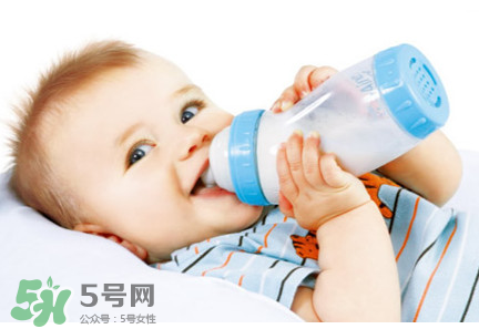 嬰兒吐奶和奶粉有關系嗎？嬰兒吐奶需要換奶粉嗎？