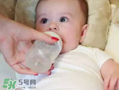 嬰兒吐奶有黃水怎么辦？嬰兒吐奶會吐黃水嗎？