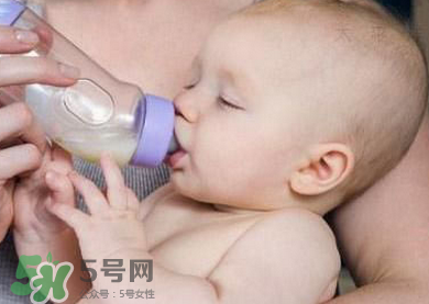 嬰兒吐奶有黃水怎么辦？嬰兒吐奶會吐黃水嗎？