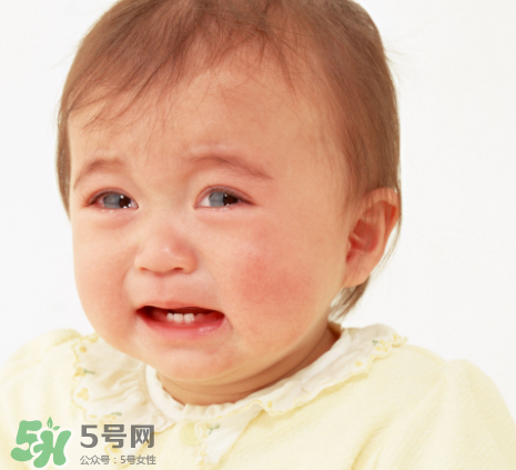 寶寶吐奶和哭有關系嗎？寶寶哭會引起吐奶嗎？