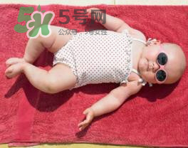 寶寶曬太陽對眼睛好嗎？寶寶曬太陽對眼睛的有影響嗎？