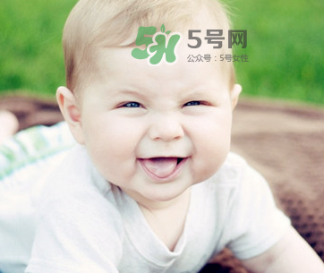 夏天寶寶頭上長紅疙瘩怎么回事？夏天寶寶頭上長東西怎么辦？