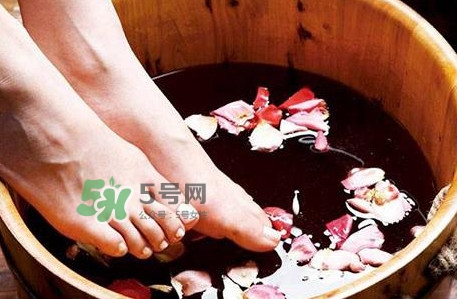 醋泡腳要加水嗎？醋泡腳用熱水還是冷水？