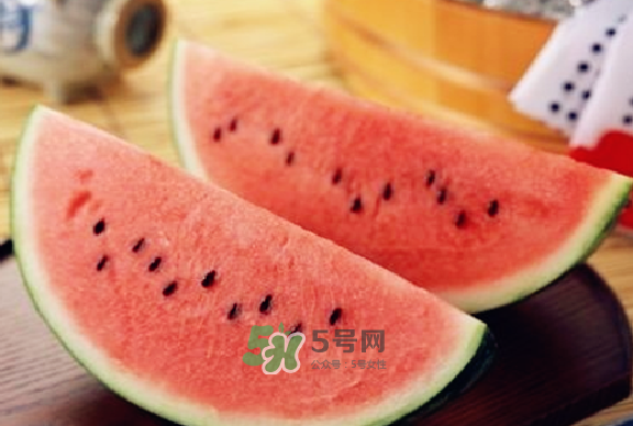 綠豆湯和西瓜可以同時吃嗎？綠豆湯可以和西瓜一起吃嗎？
