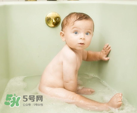 寶寶濕疹可以洗澡嗎？新生兒濕疹可以洗澡嗎？
