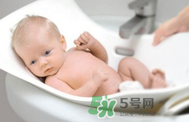 寶寶濕疹可以洗澡嗎？新生兒濕疹可以洗澡嗎？