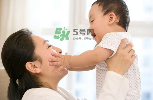 3~5個(gè)月的寶寶有多了解這個(gè)世界？寶寶睡眠習(xí)慣如何規(guī)范？