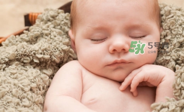 3~5個(gè)月的寶寶有多了解這個(gè)世界？寶寶睡眠習(xí)慣如何規(guī)范？