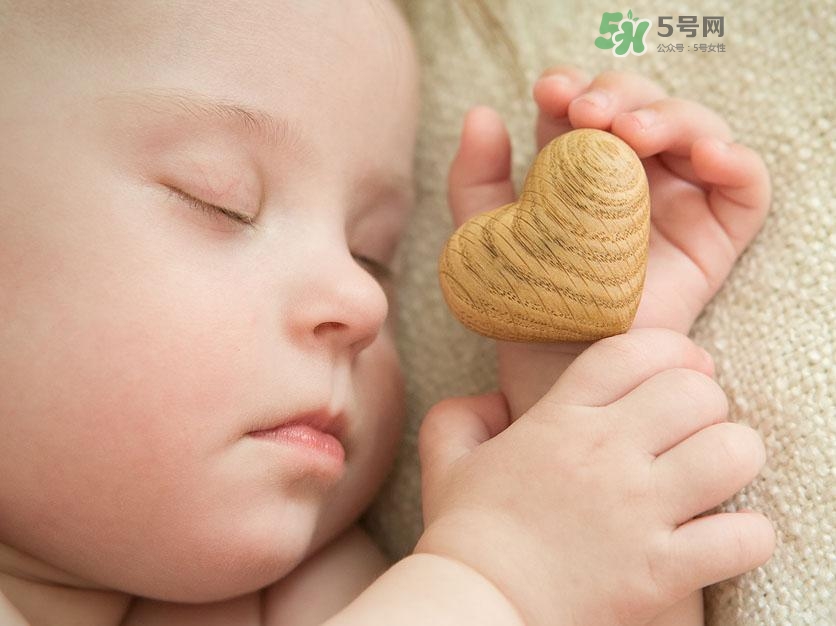 什么時候跟孩子分床睡好？嬰兒跟父母分房睡還是分床睡？