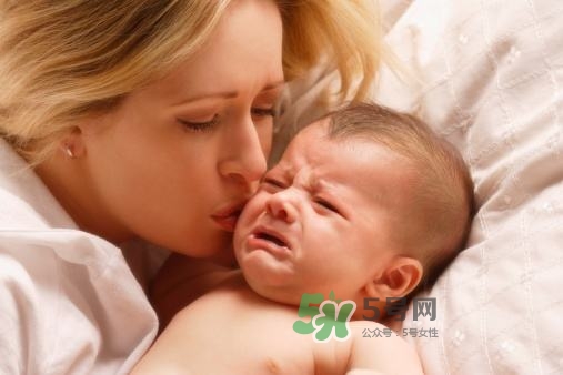 新手爸媽必看，七天教小嬰兒戒夜奶一覺到天亮
