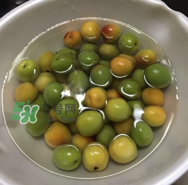 自制青梅酒的做法 青梅酒泡多久可以喝？