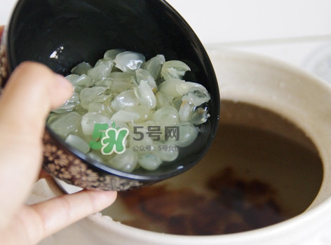 泡皂角米的水要倒掉嗎？泡皂角米的水有什么作用