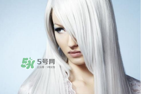 頭發(fā)白是什么原因引起的？頭發(fā)白吃什么能變黑？