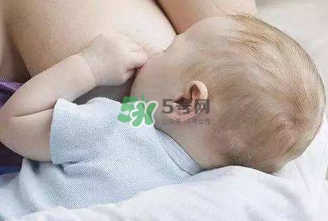 母乳喂養(yǎng)會(huì)積食嗎？純母乳喂養(yǎng)的寶寶會(huì)積食嗎？