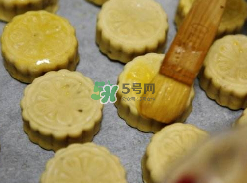 烤月餅刷蛋液還是蛋黃？月餅刷蛋液是全蛋液嗎？
