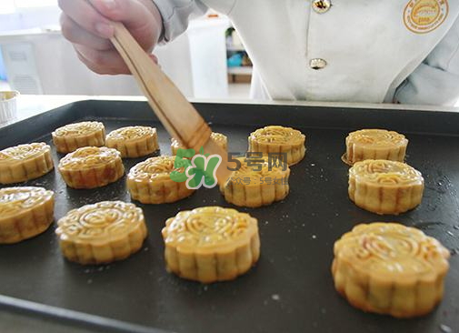 烤月餅刷蛋液還是蛋黃？月餅刷蛋液是全蛋液嗎？