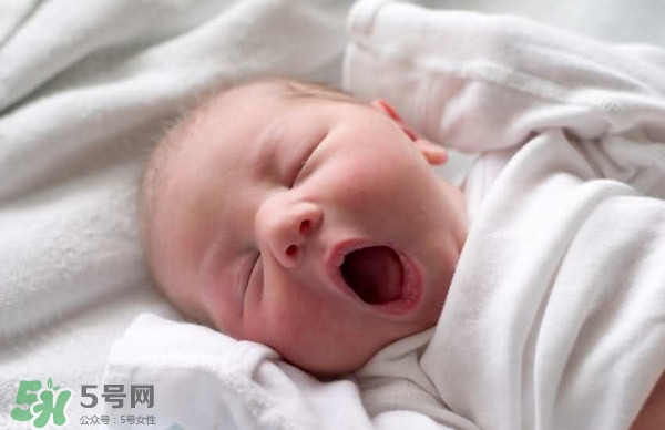 寶寶驚厥是什么癥狀？如何區(qū)別寶寶驚厥和驚跳？