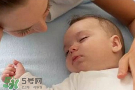 寶寶驚跳反應什么時候消失？寶寶驚跳反射太頻繁怎么辦？