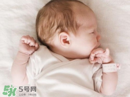 寶寶驚跳反應什么時候消失？寶寶驚跳反射太頻繁怎么辦？