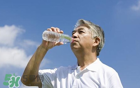國家飲用水標準是什么？飲用水和礦泉水的區別