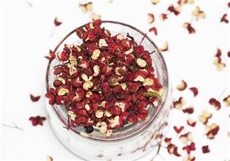 花椒泡腳能治白發嗎？花椒泡腳白發能轉黑嗎？