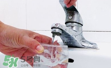 自來水為什么不能直接喝？自來水洗過的水果為什么可以吃？