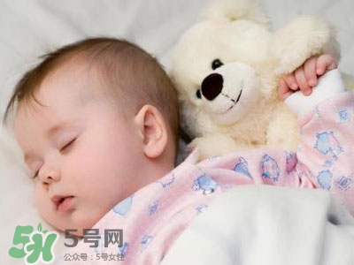 寶寶睡覺(jué)出汗多還要蓋被嗎？寶寶睡覺(jué)出汗多怎么辦？