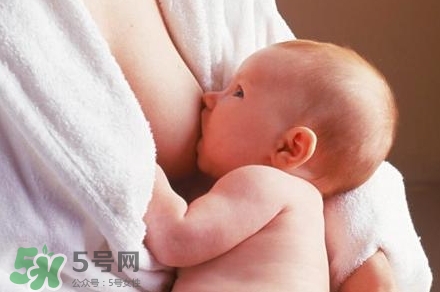 母乳喂養的寶寶大便怎樣正常？母乳喂養的寶寶需要補鈣嗎？