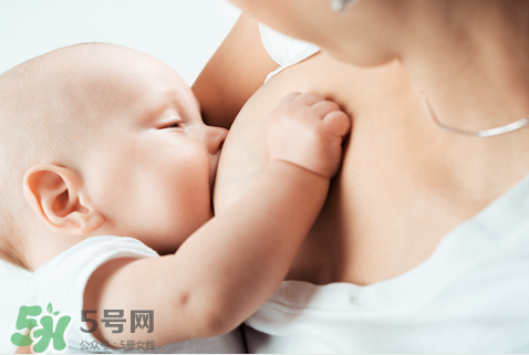母乳喂養(yǎng)胸部會變形嗎？如何避免產后乳房變形？