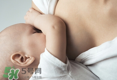 母乳喂養(yǎng)胸部會變形嗎？如何避免產后乳房變形？