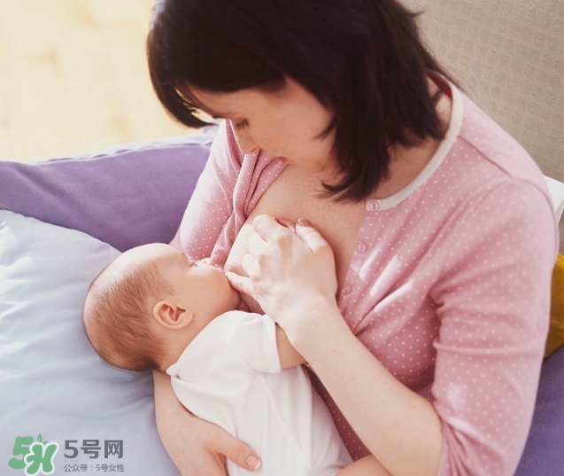 母乳喂養(yǎng)胸部會變形嗎？如何避免產后乳房變形？