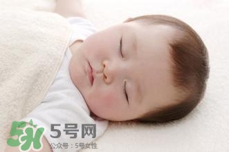 寶寶睡覺(jué)出汗多還要蓋被嗎？寶寶睡覺(jué)出汗多怎么辦？