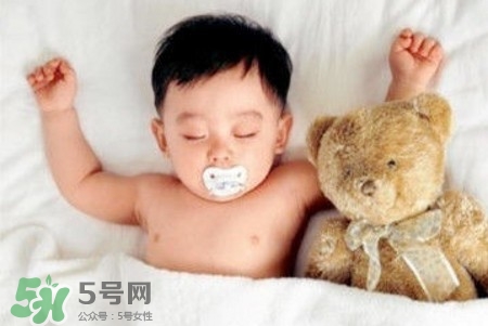 寶寶睡覺(jué)出汗多還要蓋被嗎？寶寶睡覺(jué)出汗多怎么辦？