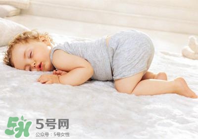 剛出生的寶寶需要枕頭嗎？新生兒需要枕頭定型嗎？