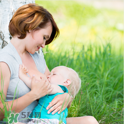 母乳喂養(yǎng)胸部會變形嗎？如何避免產后乳房變形？