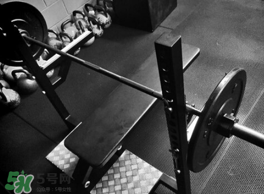 臥推怎么用胸肌發力？臥推發力技巧