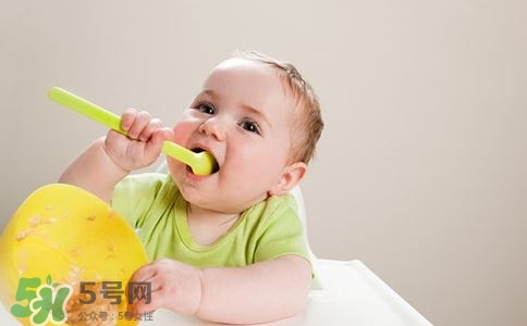 寶寶發燒出汗可以蓋被子嗎？寶寶發燒出汗了會退燒嗎？
