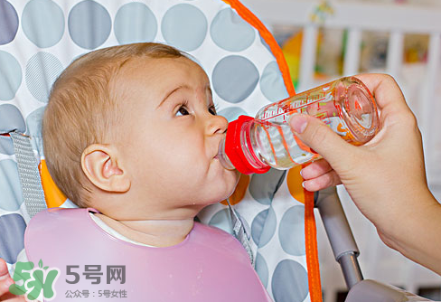 寶寶能喝礦泉水嗎？礦泉水寶寶適合寶寶喝嗎？