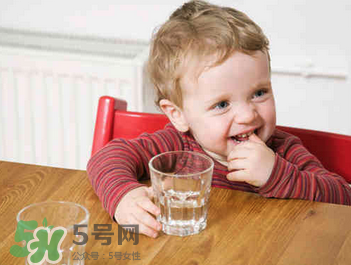 寶寶喝礦泉水好還是自來水好？寶寶喝哪種水好？