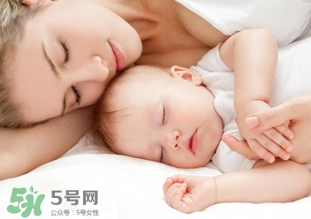 新生兒怎么睡覺(jué)姿勢(shì)正確？新生兒怎么睡頭型好看？