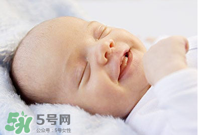 寶寶發燒出汗可以蓋被子嗎？寶寶發燒出汗了會退燒嗎？